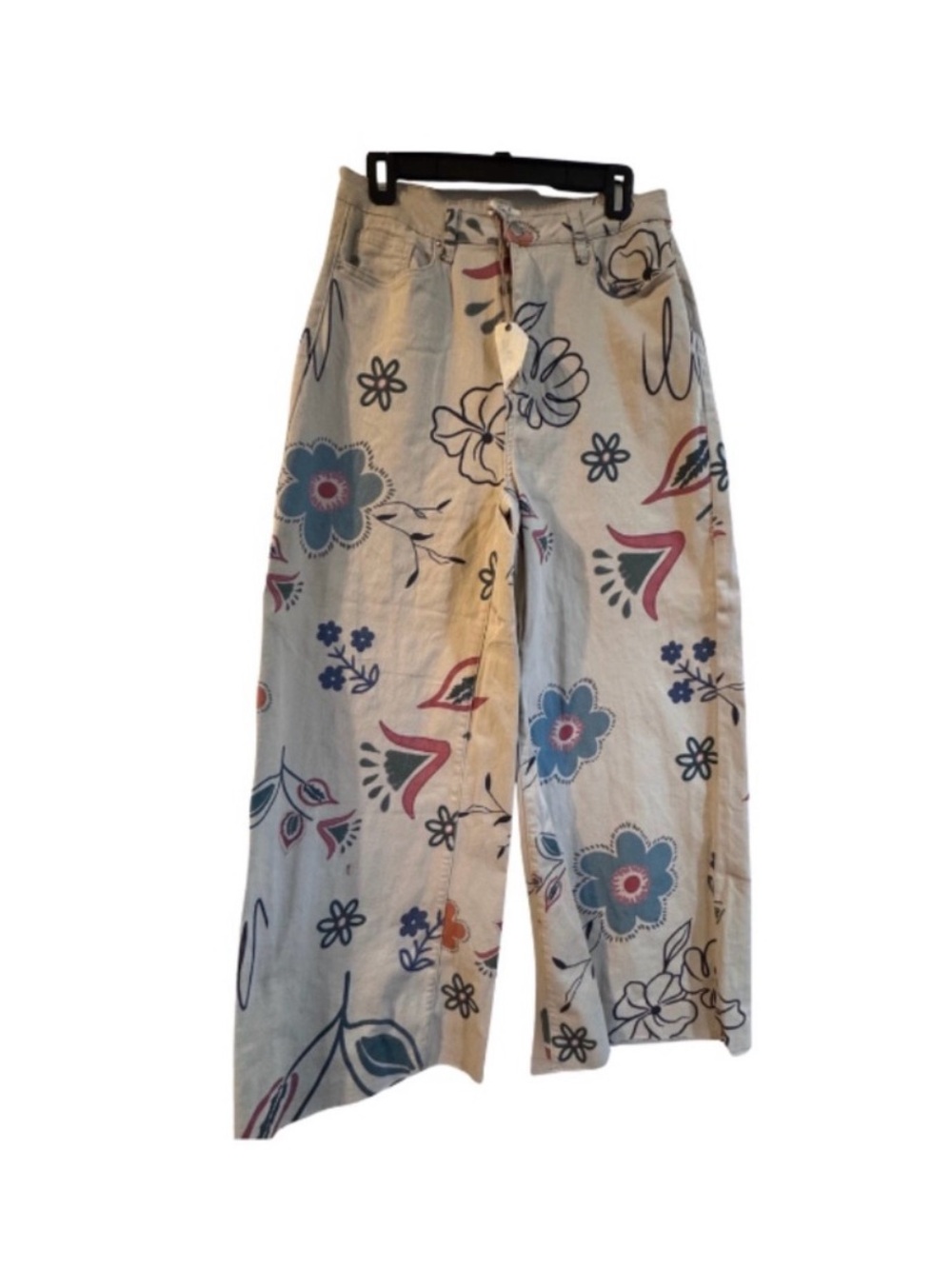Easel Cream Floral cropped wide leg pants. Large